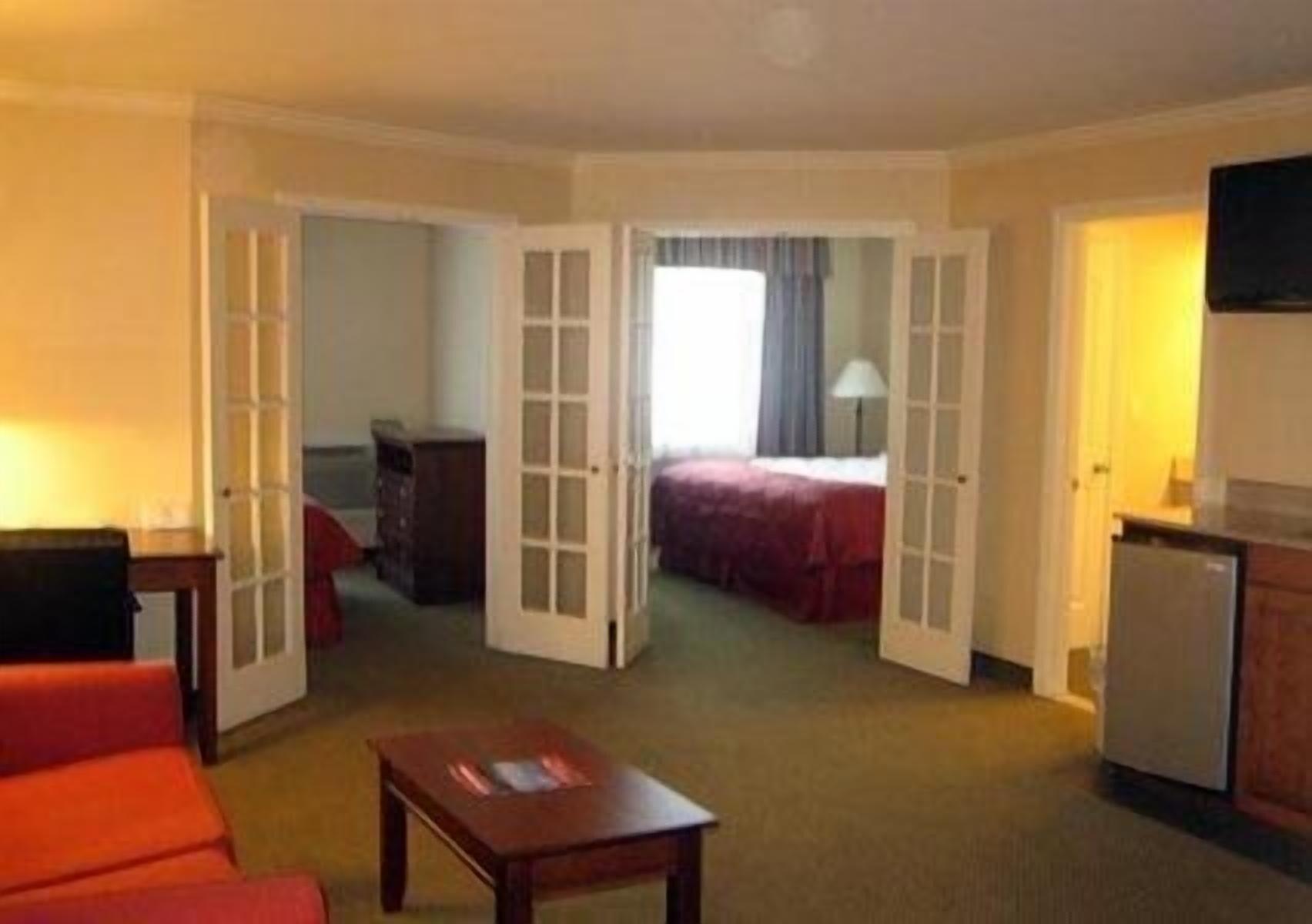 Clarion Inn & Suites At The Outlets Of Λίμνη George Εξωτερικό φωτογραφία