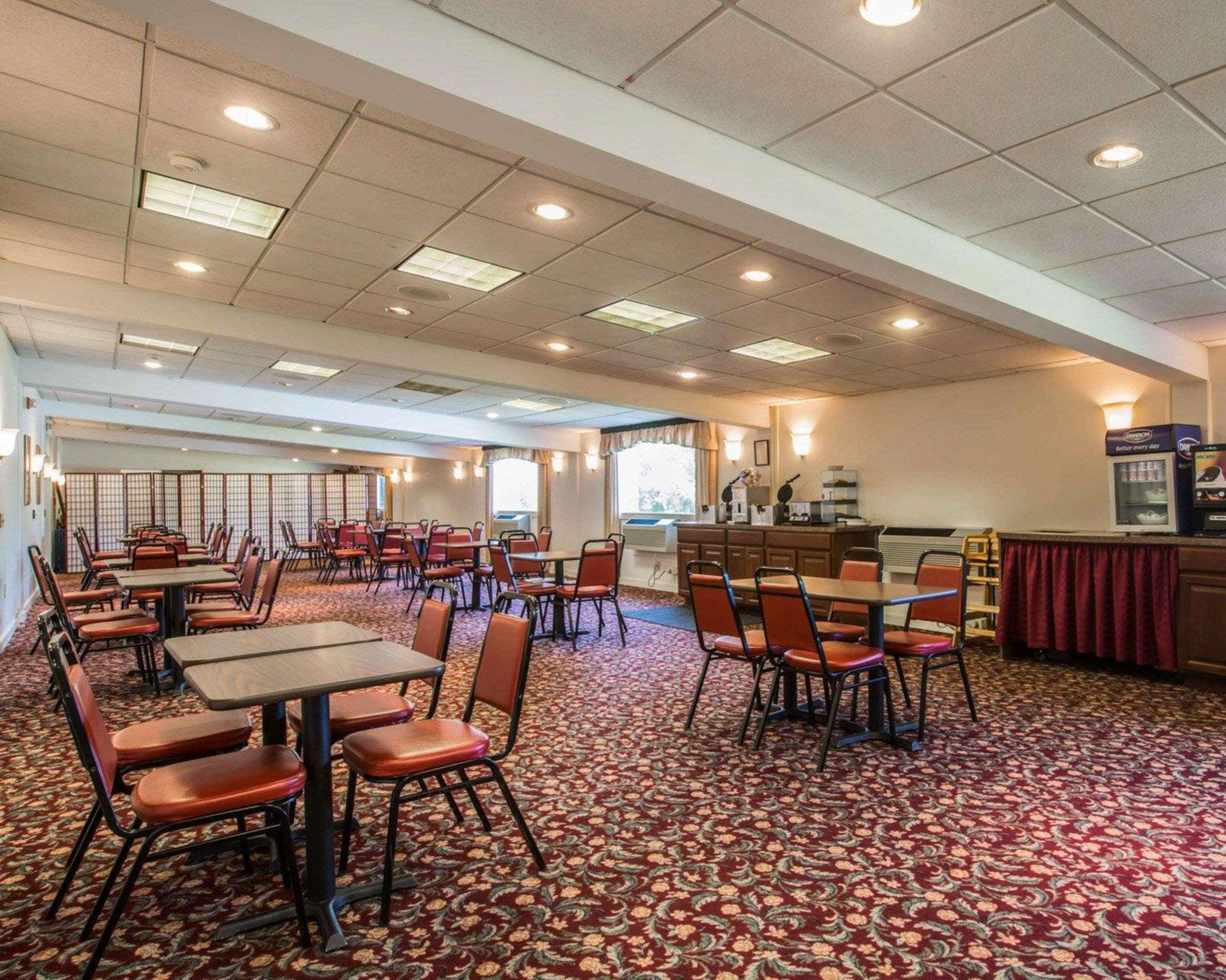 Clarion Inn & Suites At The Outlets Of Λίμνη George Εξωτερικό φωτογραφία