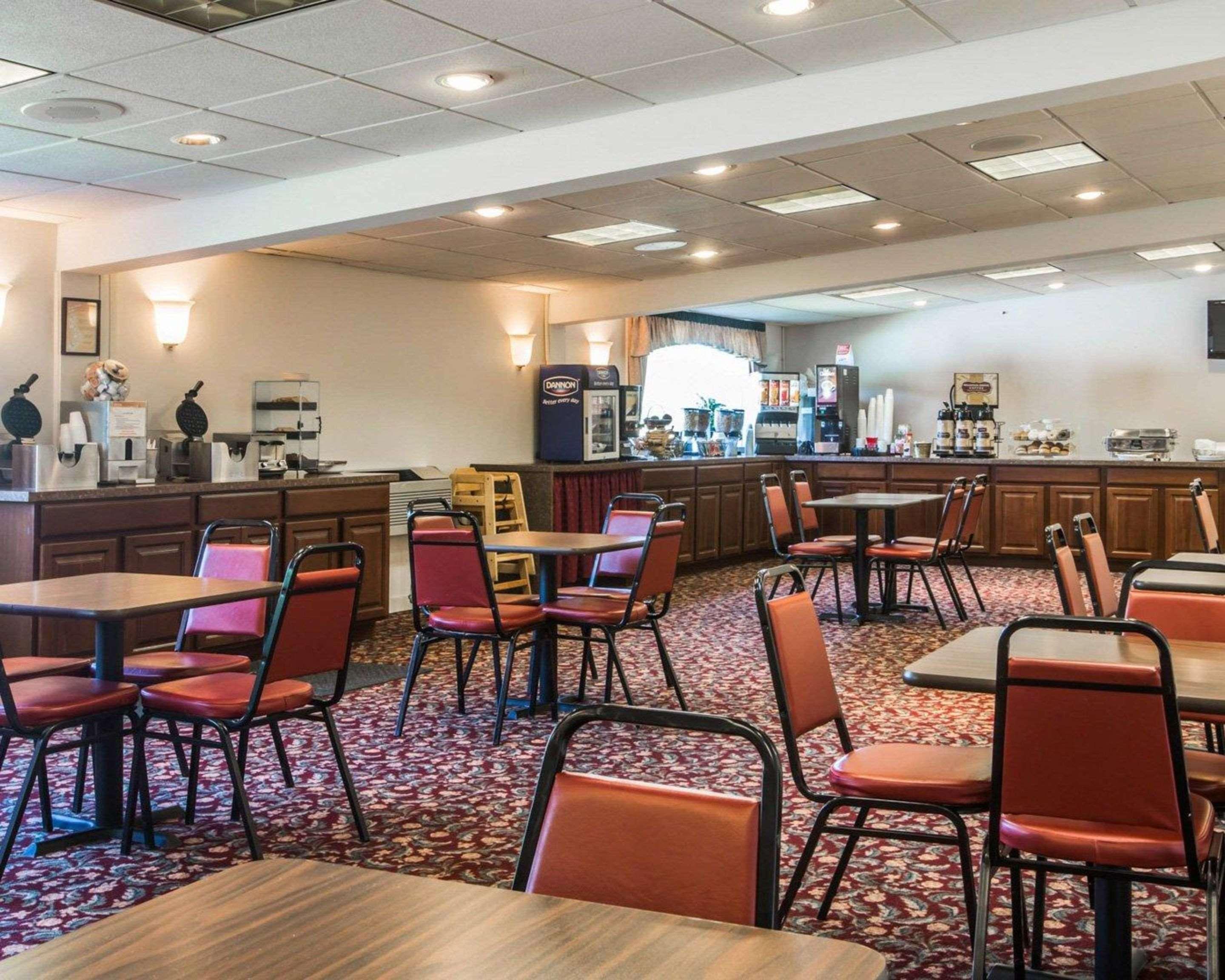 Clarion Inn & Suites At The Outlets Of Λίμνη George Εξωτερικό φωτογραφία