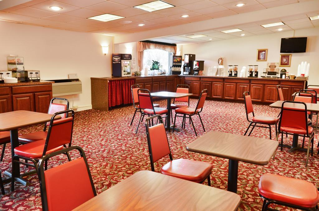 Clarion Inn & Suites At The Outlets Of Λίμνη George Εξωτερικό φωτογραφία