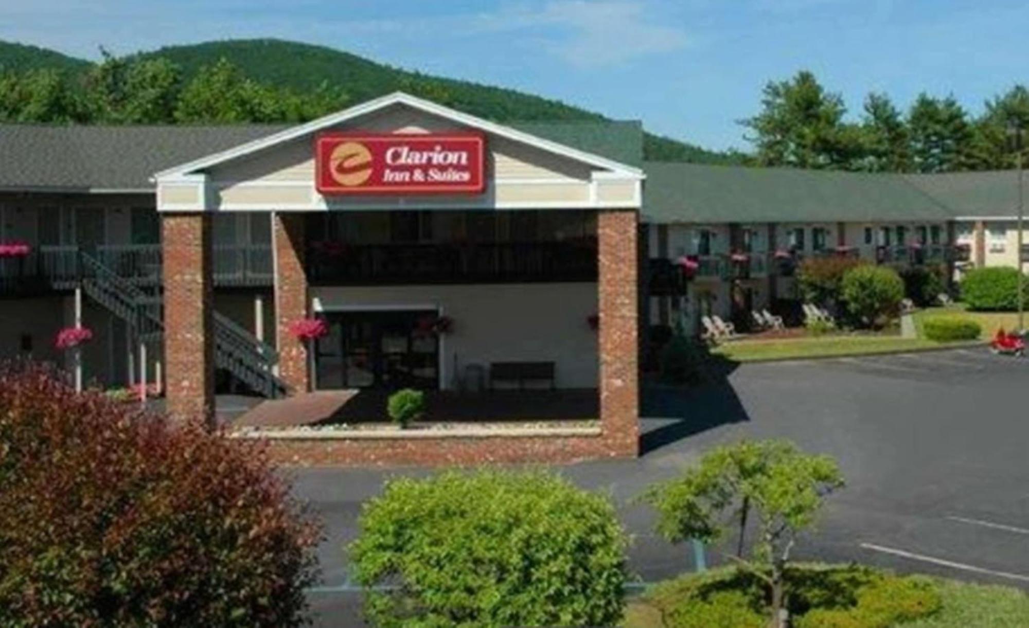 Clarion Inn & Suites At The Outlets Of Λίμνη George Εξωτερικό φωτογραφία