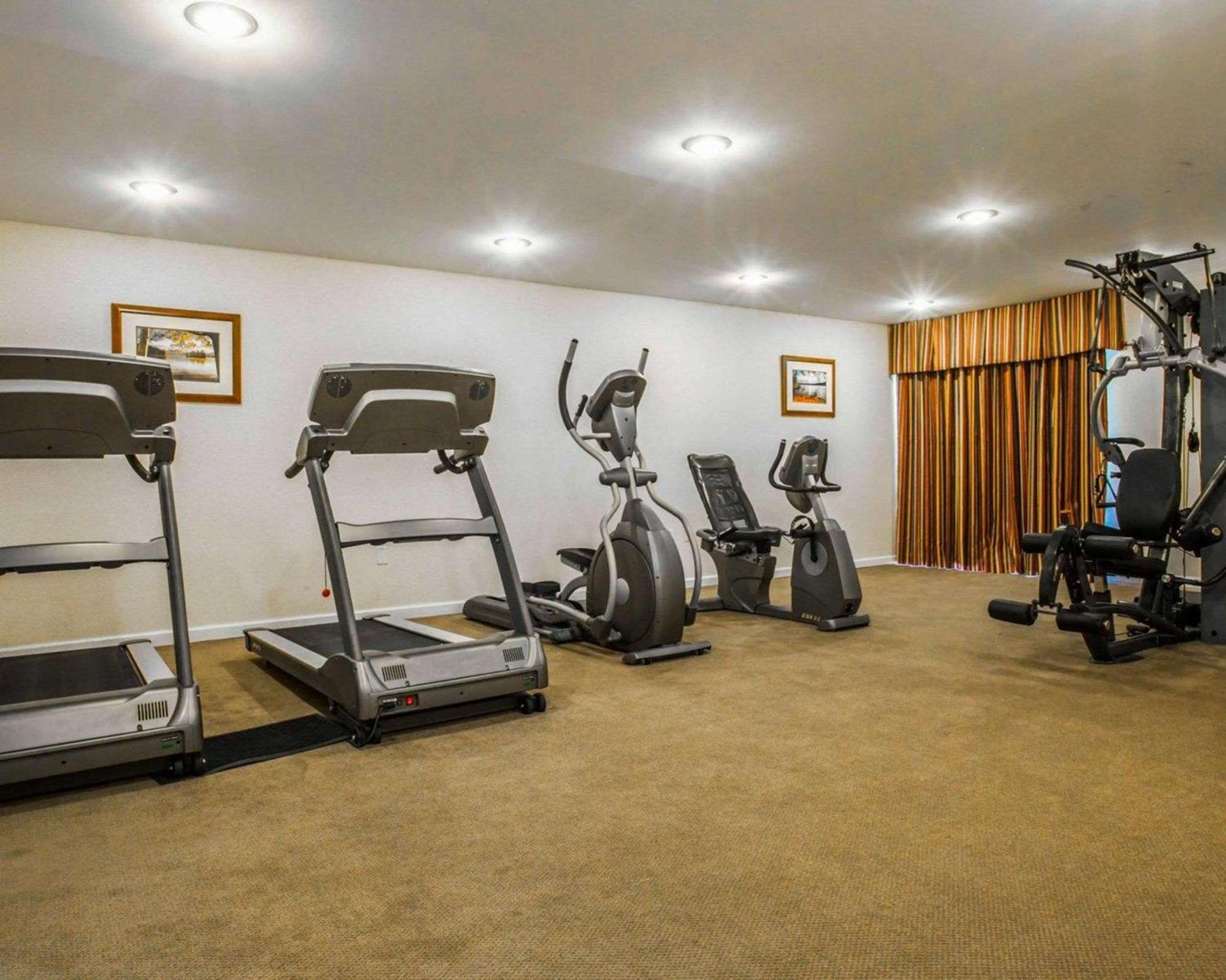 Clarion Inn & Suites At The Outlets Of Λίμνη George Εξωτερικό φωτογραφία