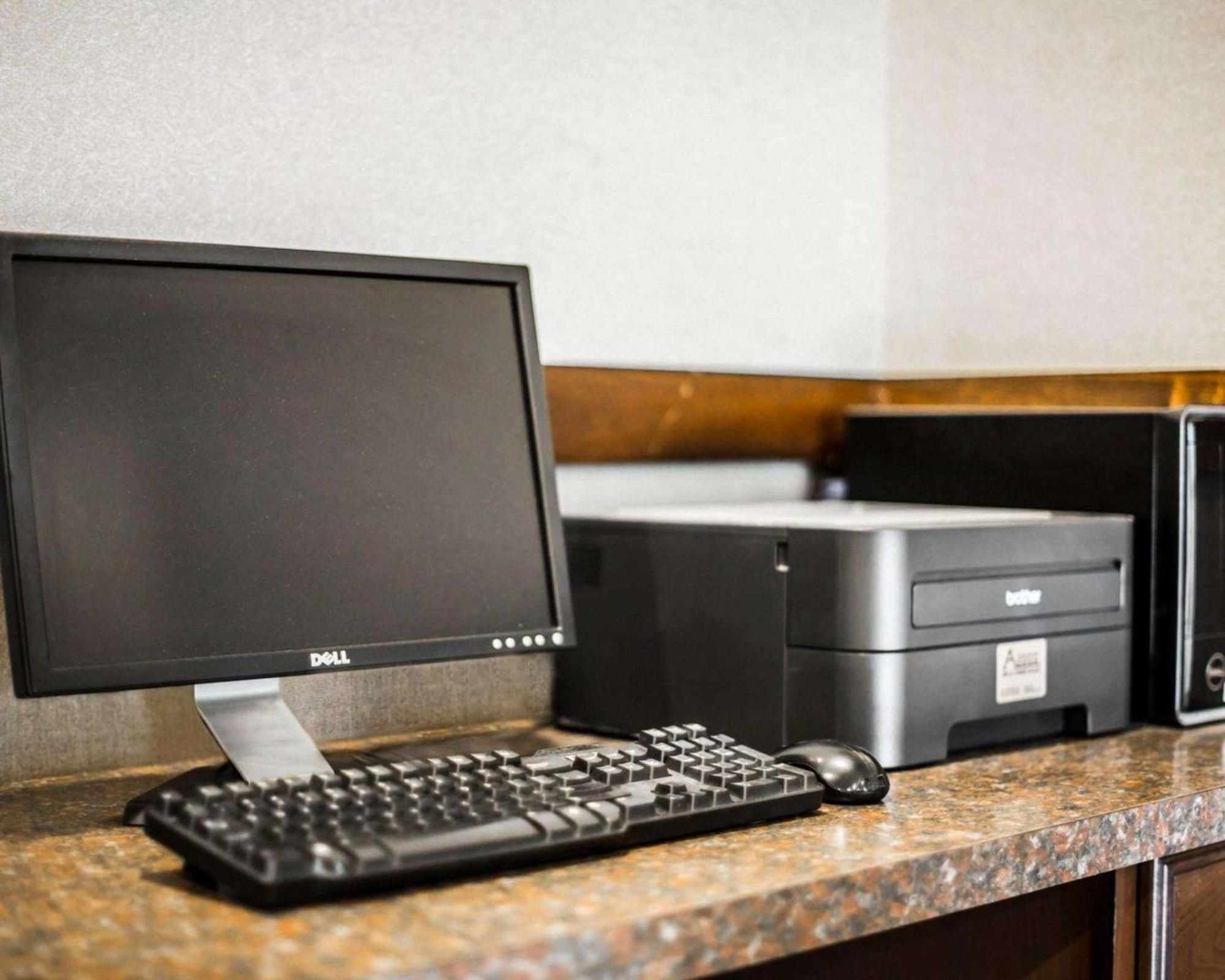 Clarion Inn & Suites At The Outlets Of Λίμνη George Εξωτερικό φωτογραφία
