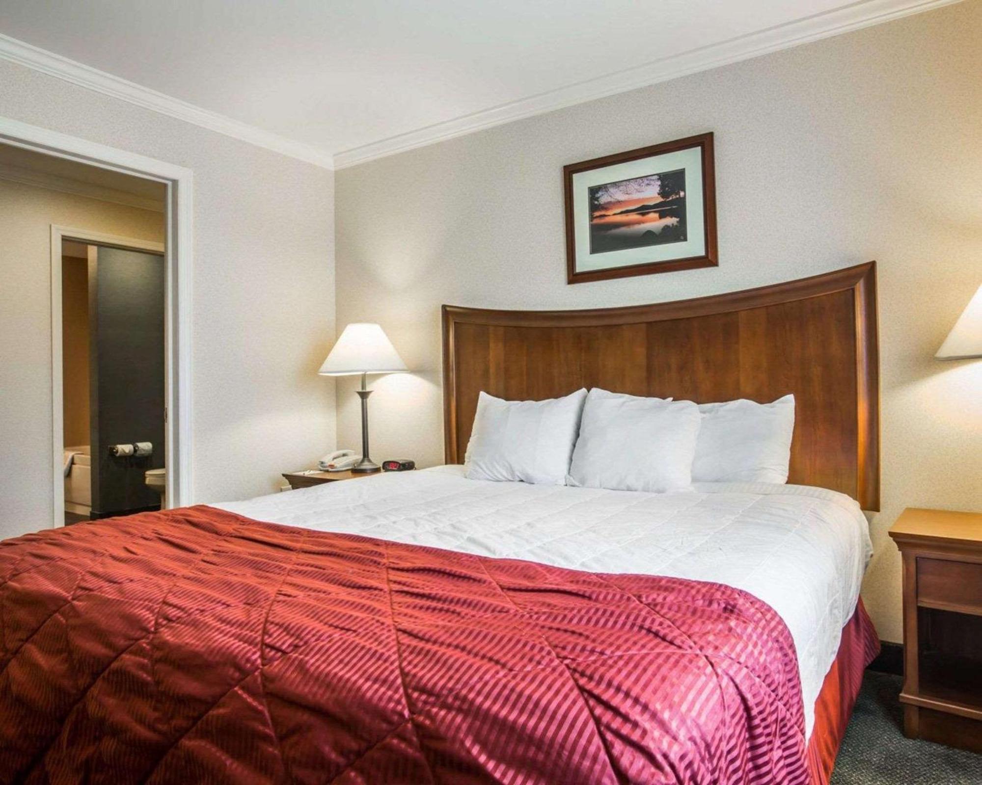 Clarion Inn & Suites At The Outlets Of Λίμνη George Εξωτερικό φωτογραφία