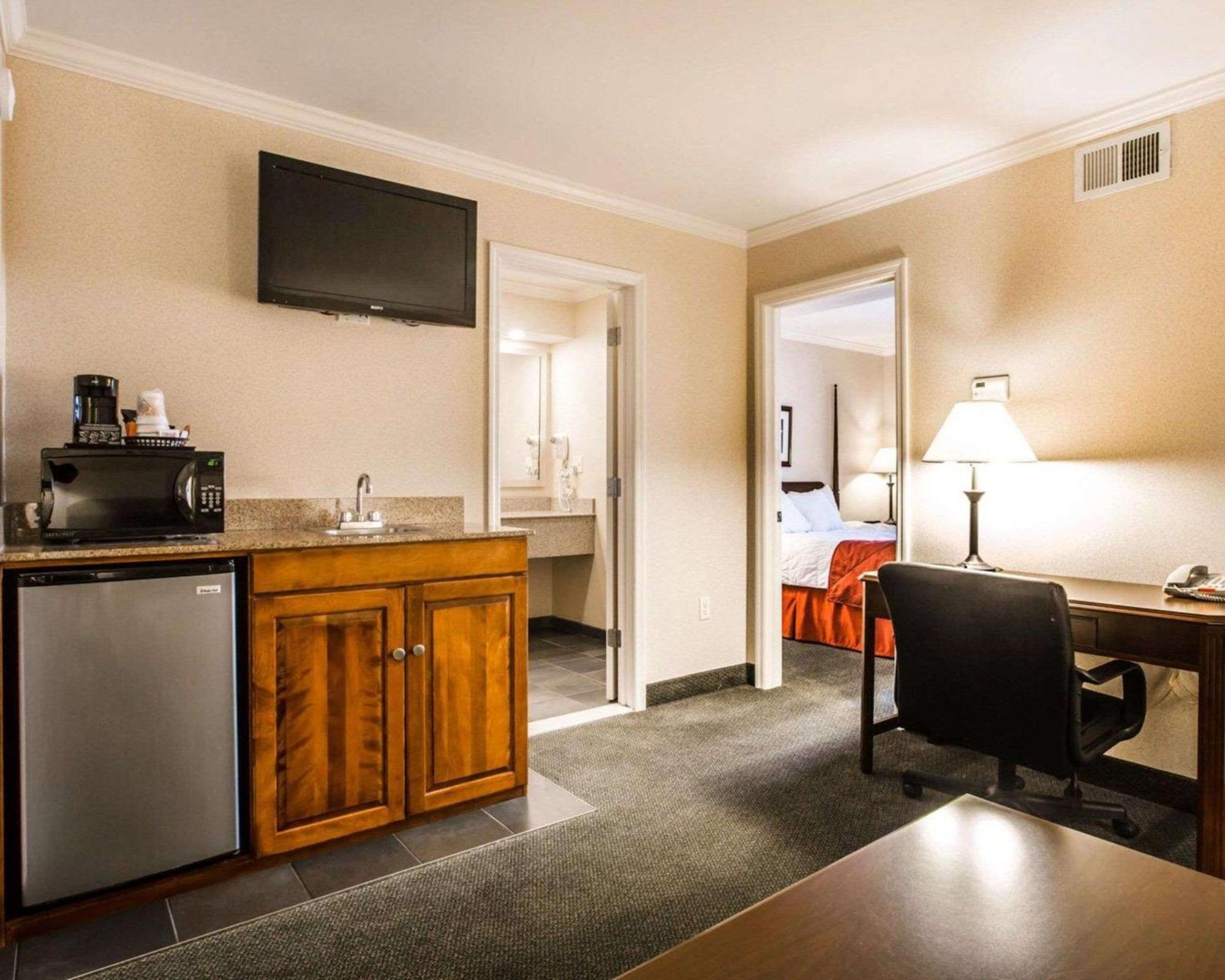 Clarion Inn & Suites At The Outlets Of Λίμνη George Εξωτερικό φωτογραφία