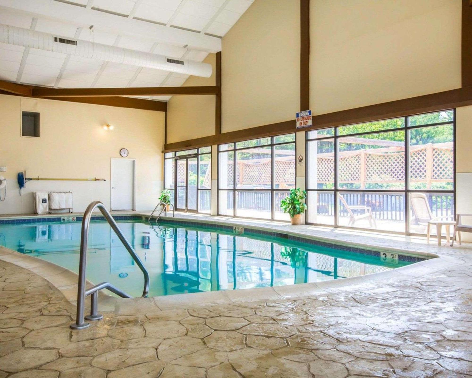 Clarion Inn & Suites At The Outlets Of Λίμνη George Εξωτερικό φωτογραφία