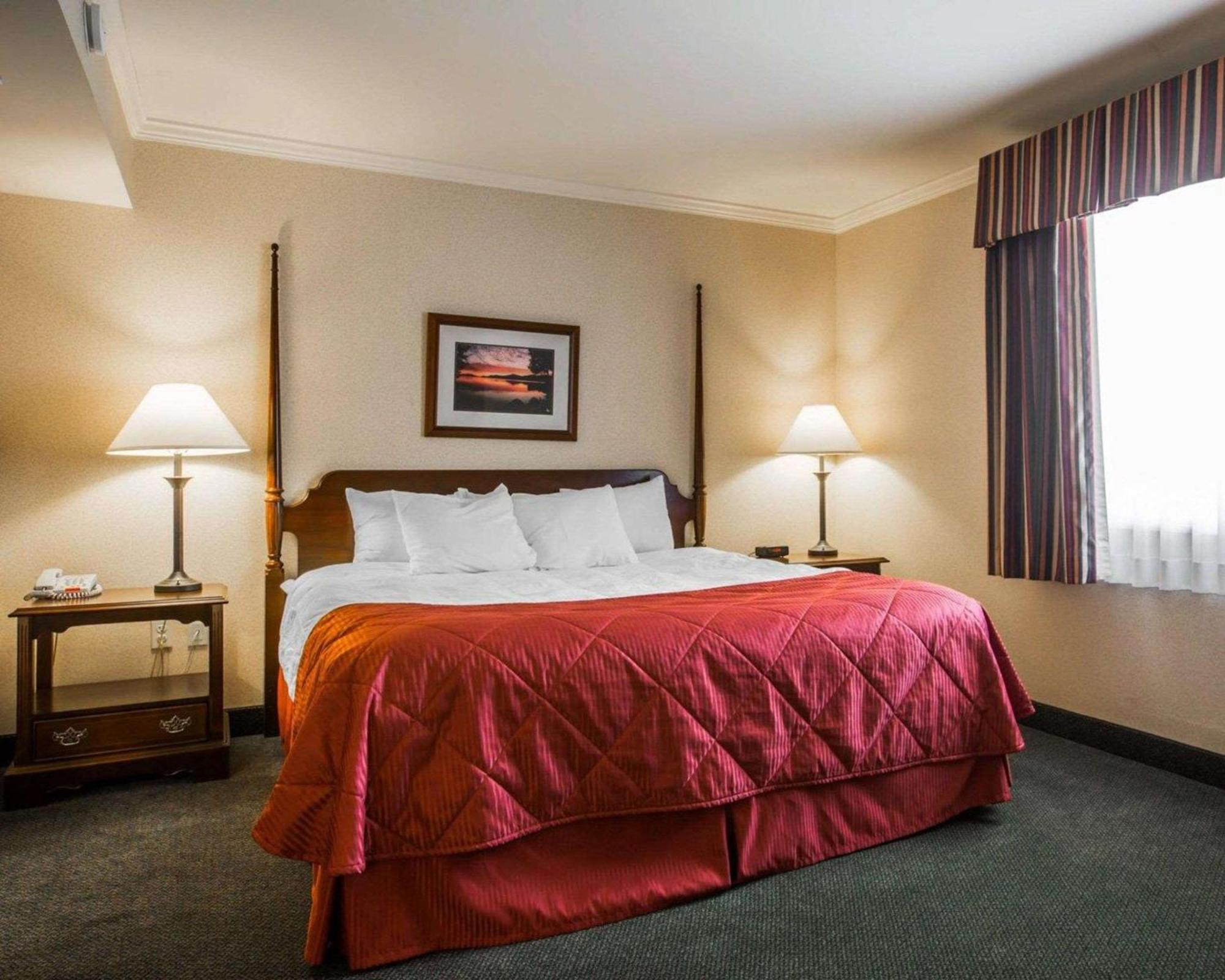 Clarion Inn & Suites At The Outlets Of Λίμνη George Εξωτερικό φωτογραφία