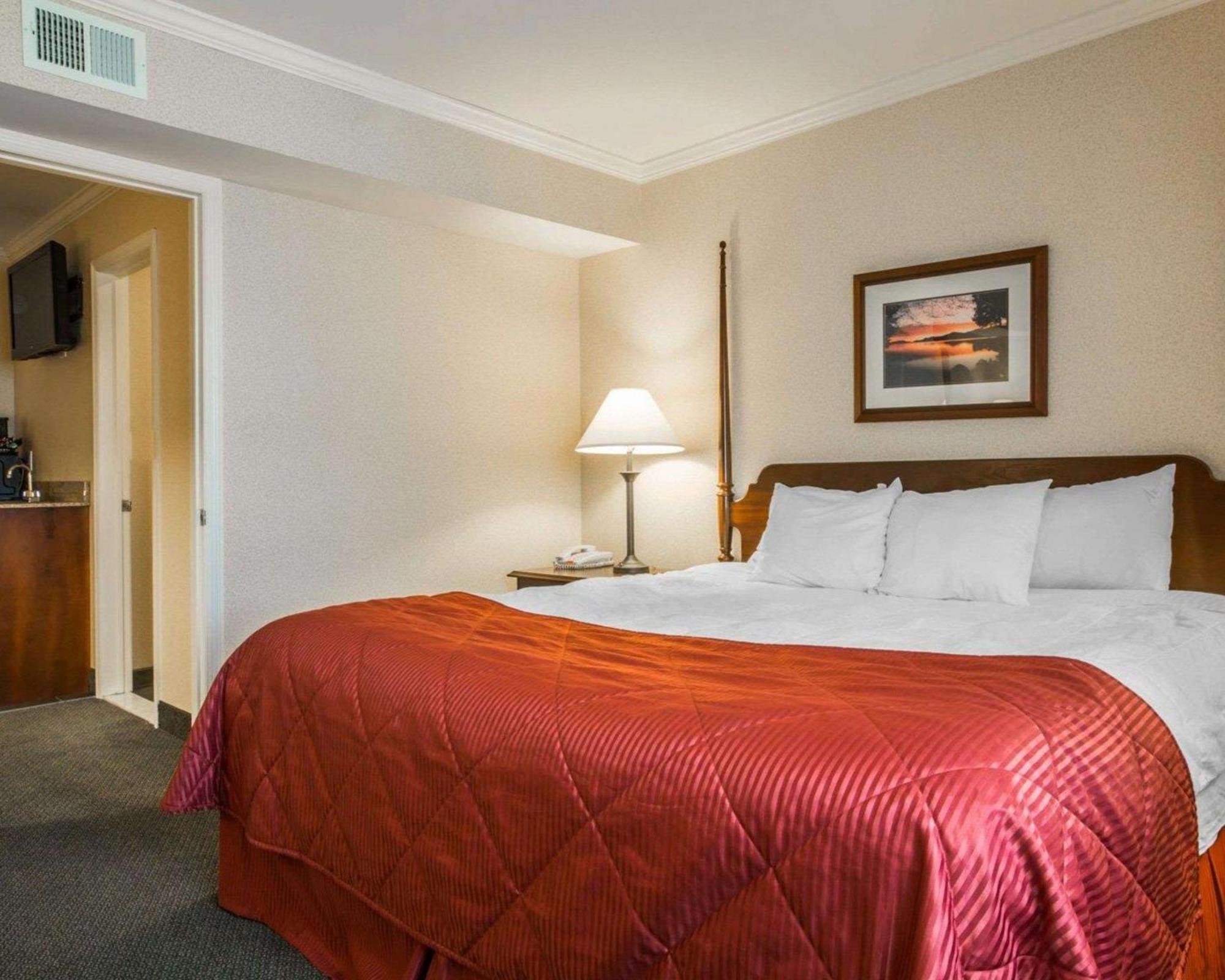 Clarion Inn & Suites At The Outlets Of Λίμνη George Εξωτερικό φωτογραφία