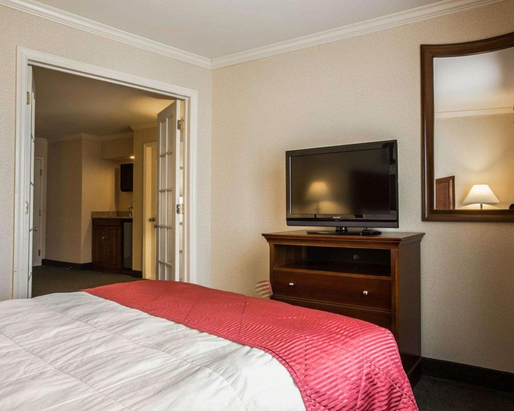 Clarion Inn & Suites At The Outlets Of Λίμνη George Εξωτερικό φωτογραφία