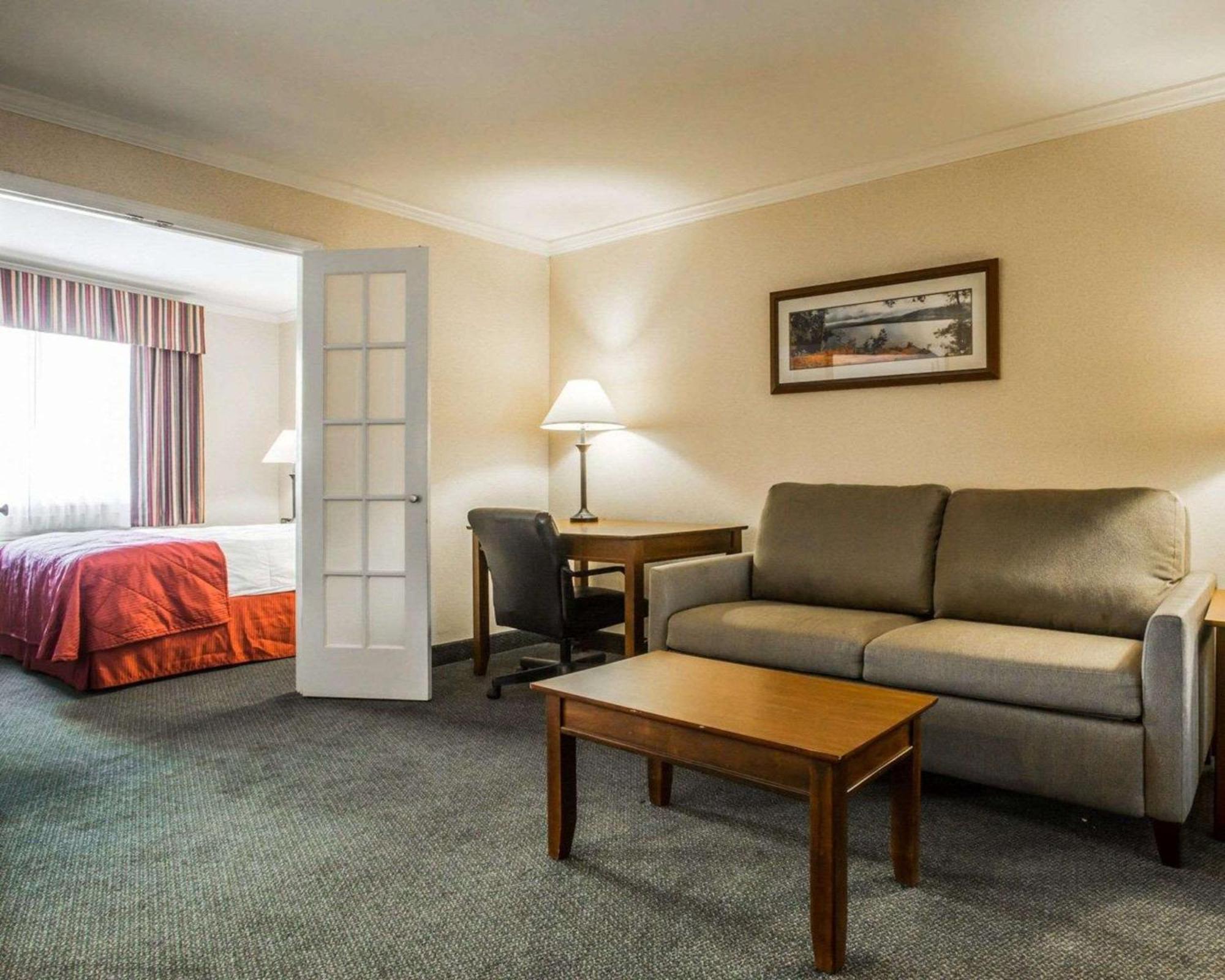 Clarion Inn & Suites At The Outlets Of Λίμνη George Εξωτερικό φωτογραφία