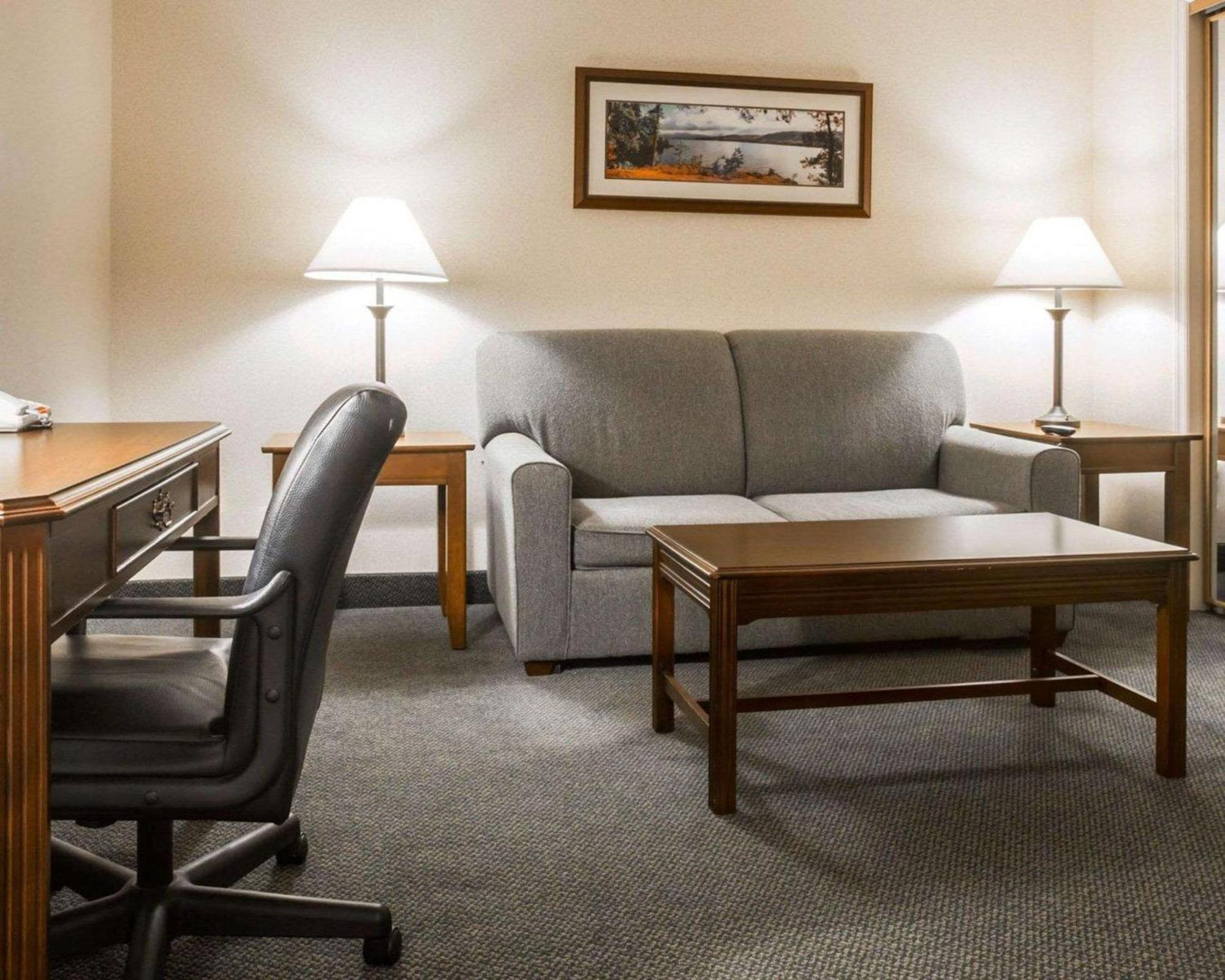 Clarion Inn & Suites At The Outlets Of Λίμνη George Εξωτερικό φωτογραφία