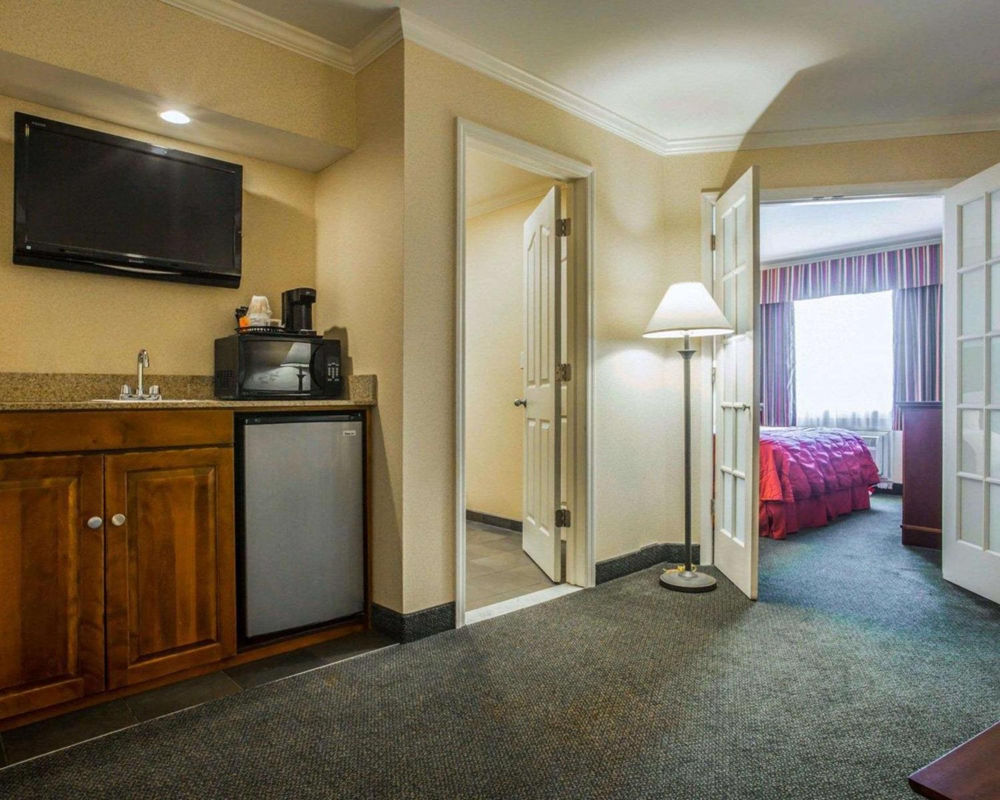 Clarion Inn & Suites At The Outlets Of Λίμνη George Εξωτερικό φωτογραφία
