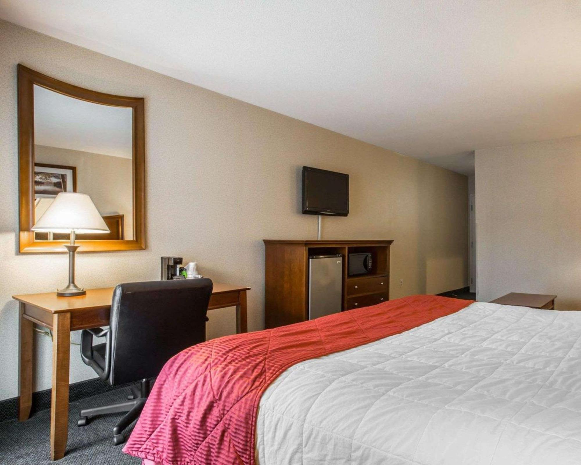 Clarion Inn & Suites At The Outlets Of Λίμνη George Εξωτερικό φωτογραφία