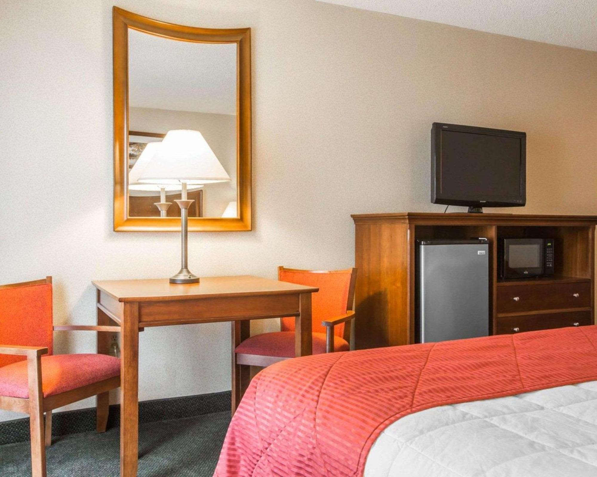 Clarion Inn & Suites At The Outlets Of Λίμνη George Εξωτερικό φωτογραφία