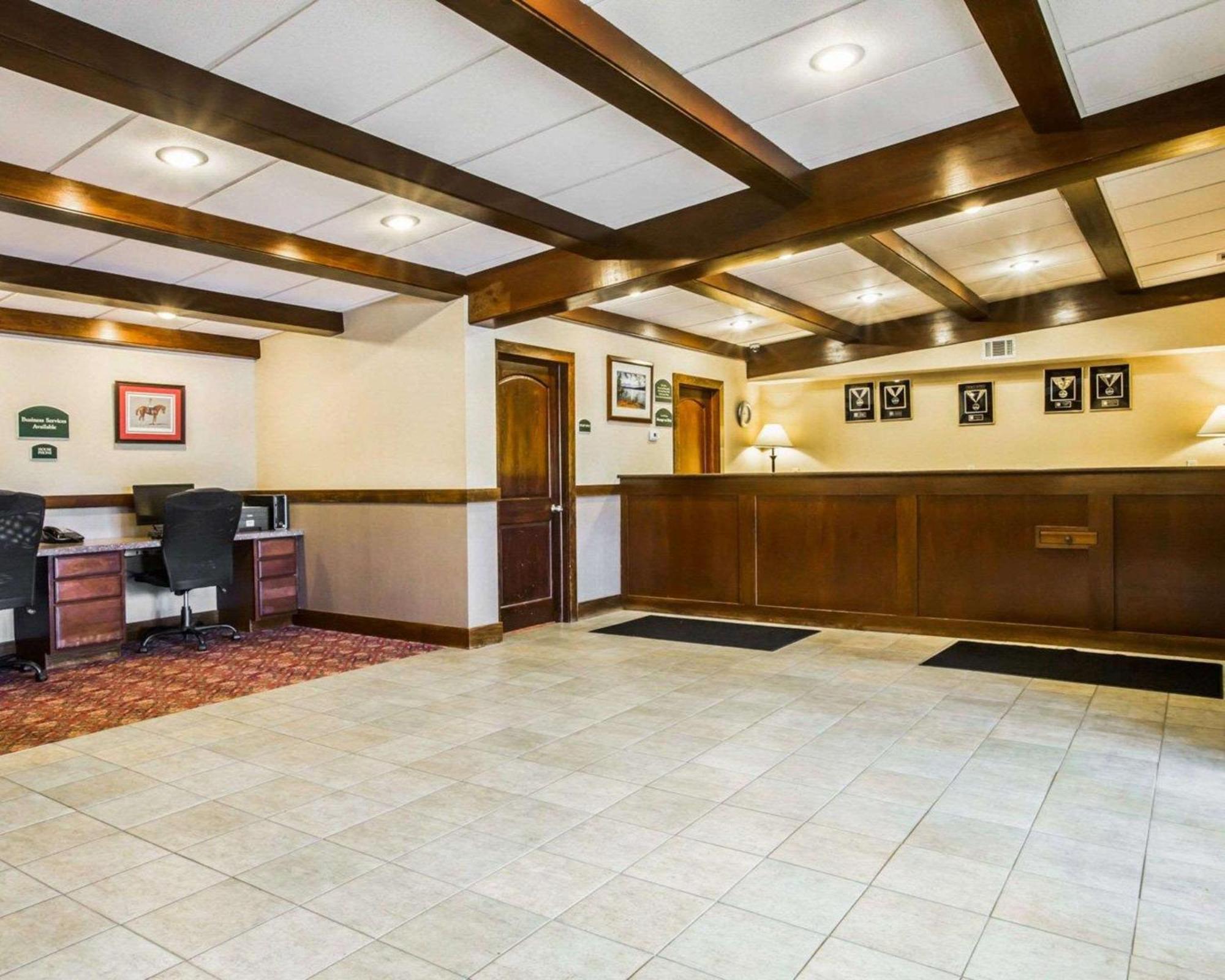 Clarion Inn & Suites At The Outlets Of Λίμνη George Εξωτερικό φωτογραφία