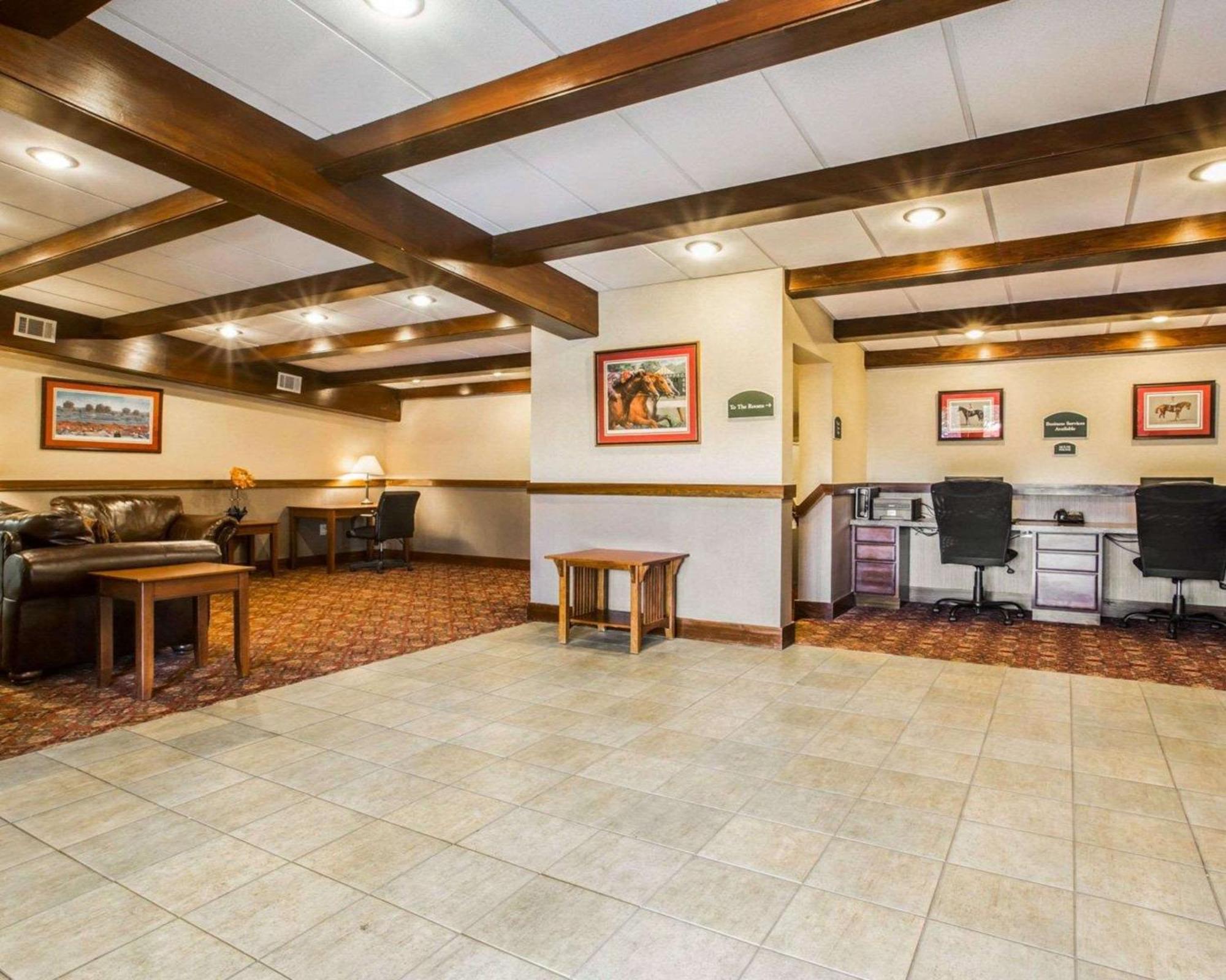 Clarion Inn & Suites At The Outlets Of Λίμνη George Εξωτερικό φωτογραφία