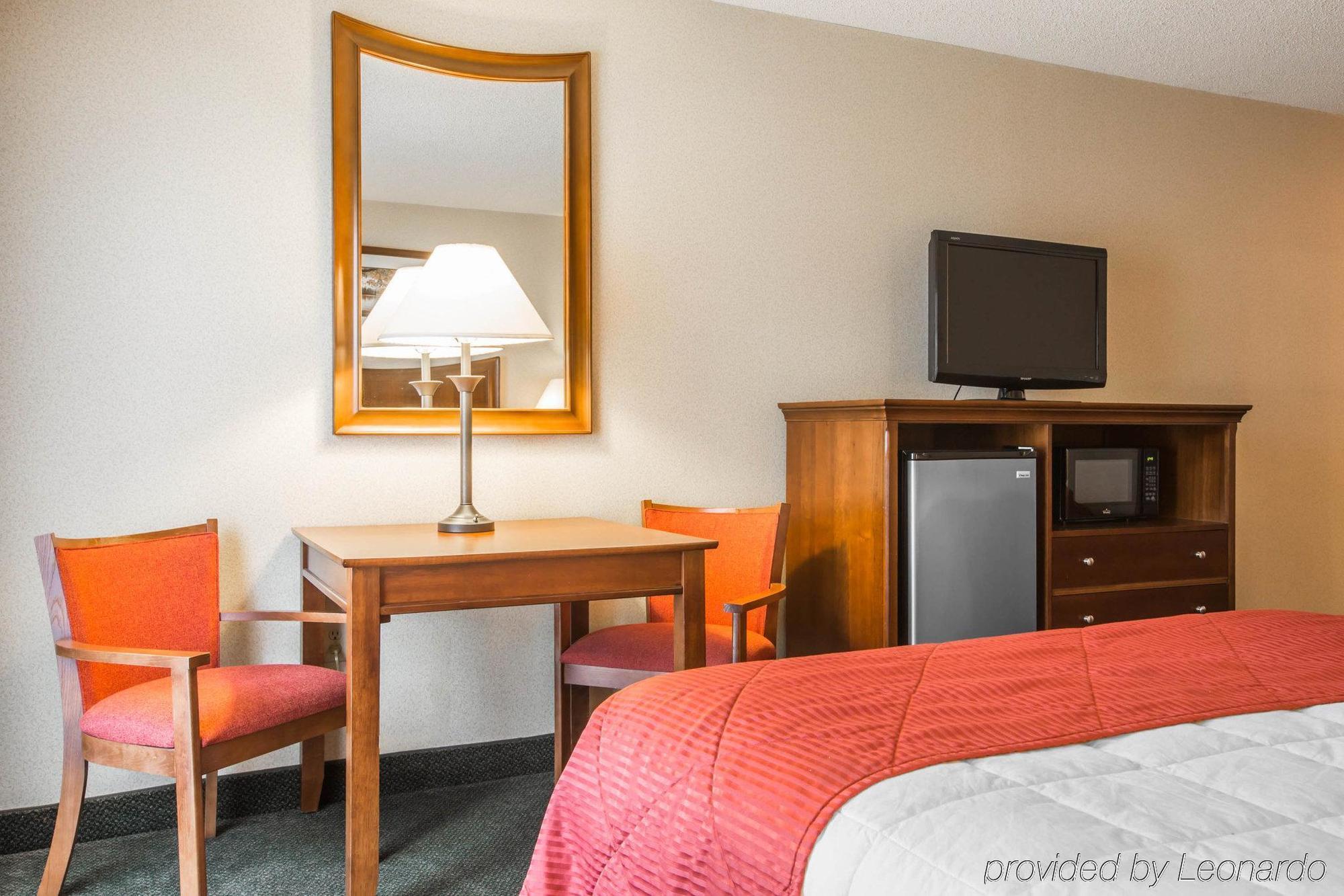 Clarion Inn & Suites At The Outlets Of Λίμνη George Εξωτερικό φωτογραφία