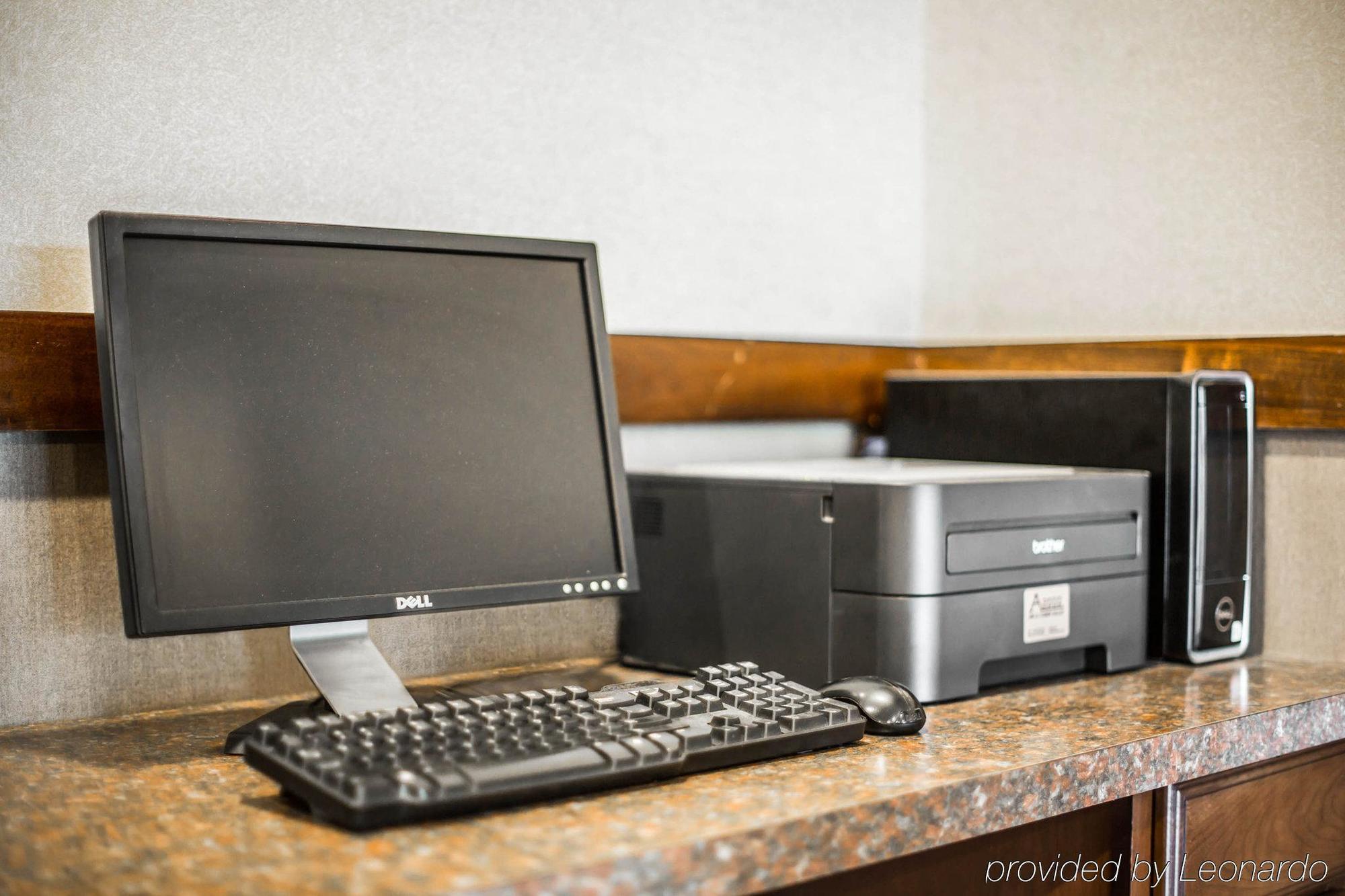 Clarion Inn & Suites At The Outlets Of Λίμνη George Εξωτερικό φωτογραφία