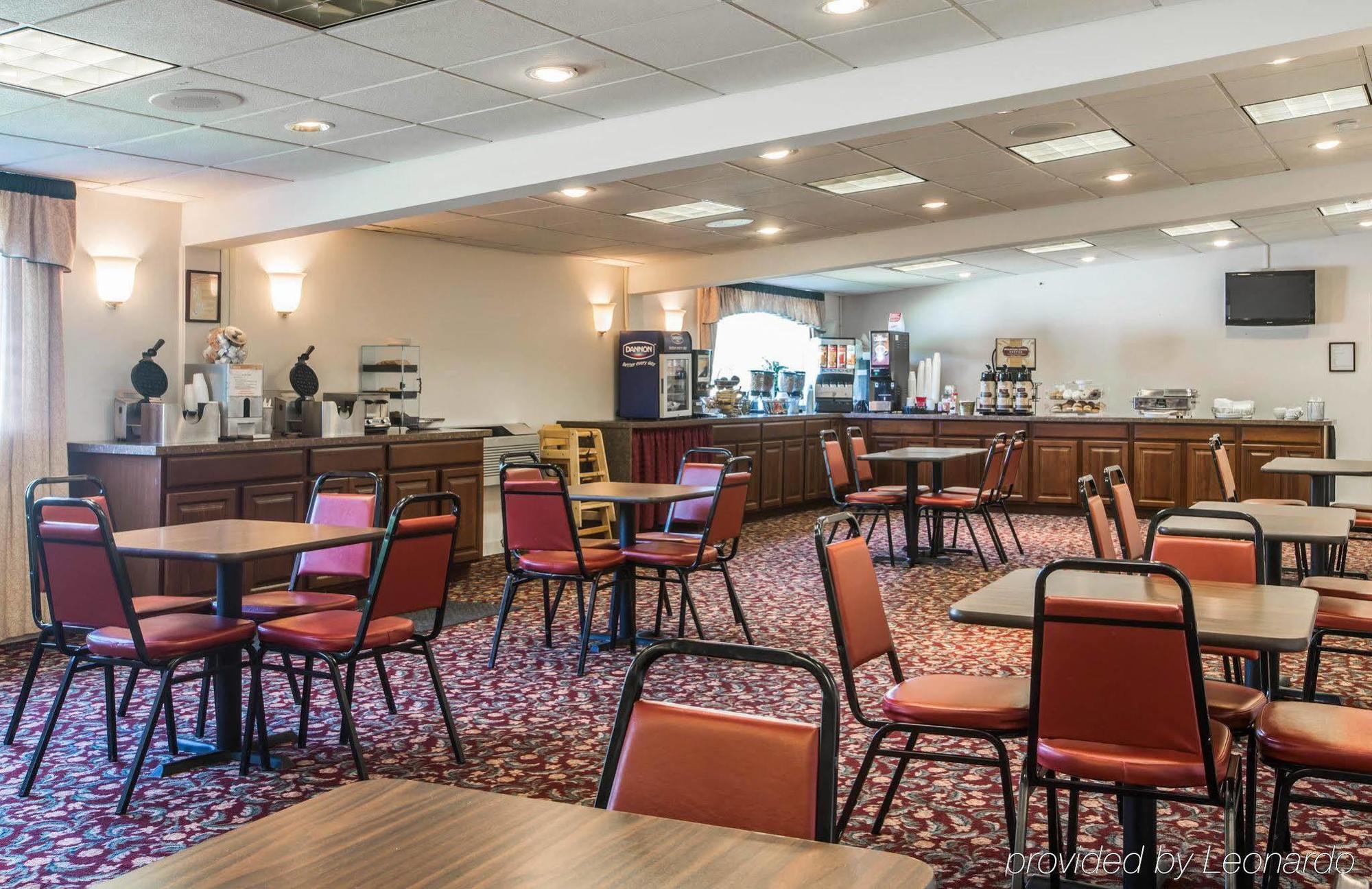 Clarion Inn & Suites At The Outlets Of Λίμνη George Εξωτερικό φωτογραφία