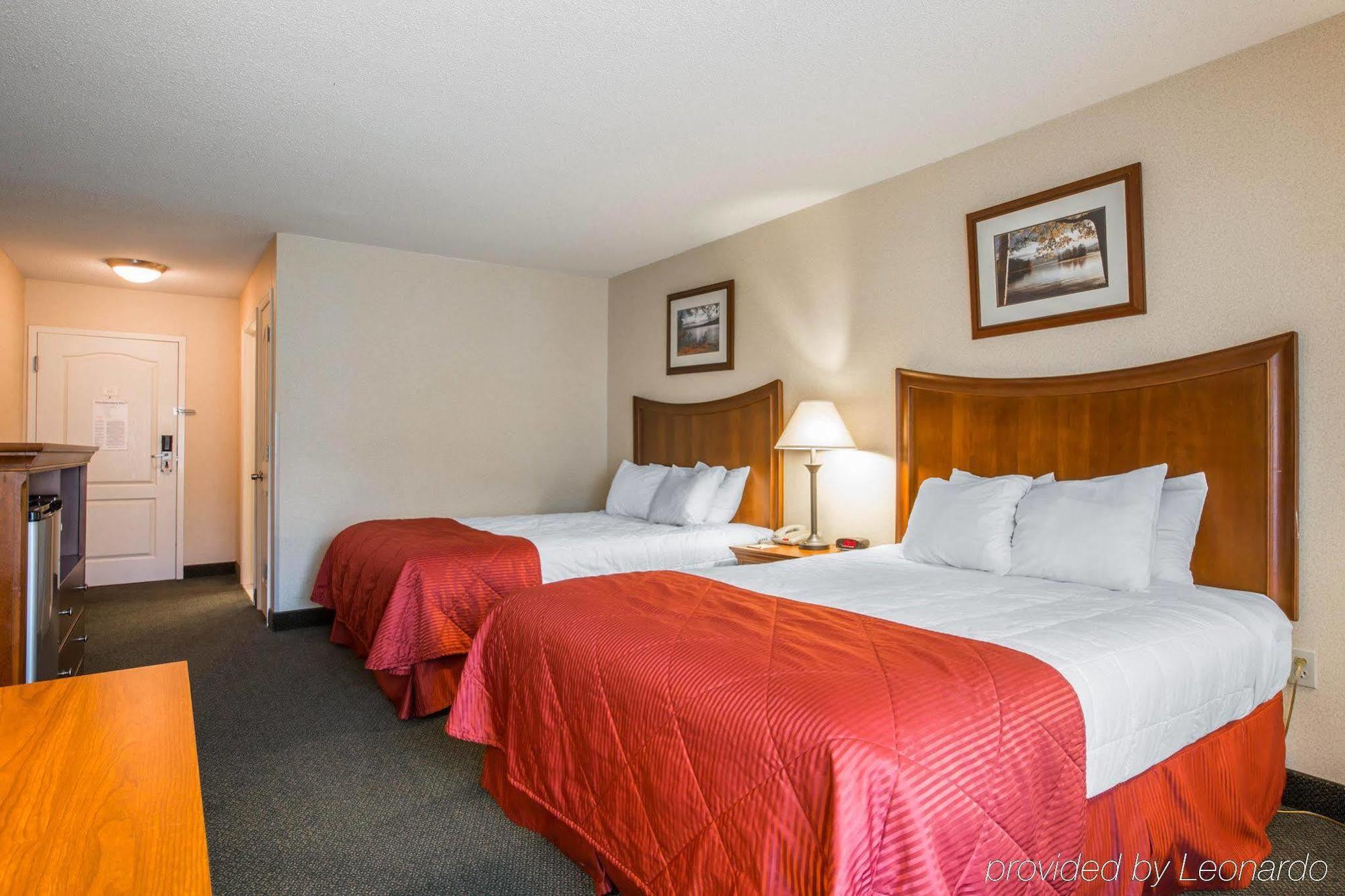 Clarion Inn & Suites At The Outlets Of Λίμνη George Εξωτερικό φωτογραφία