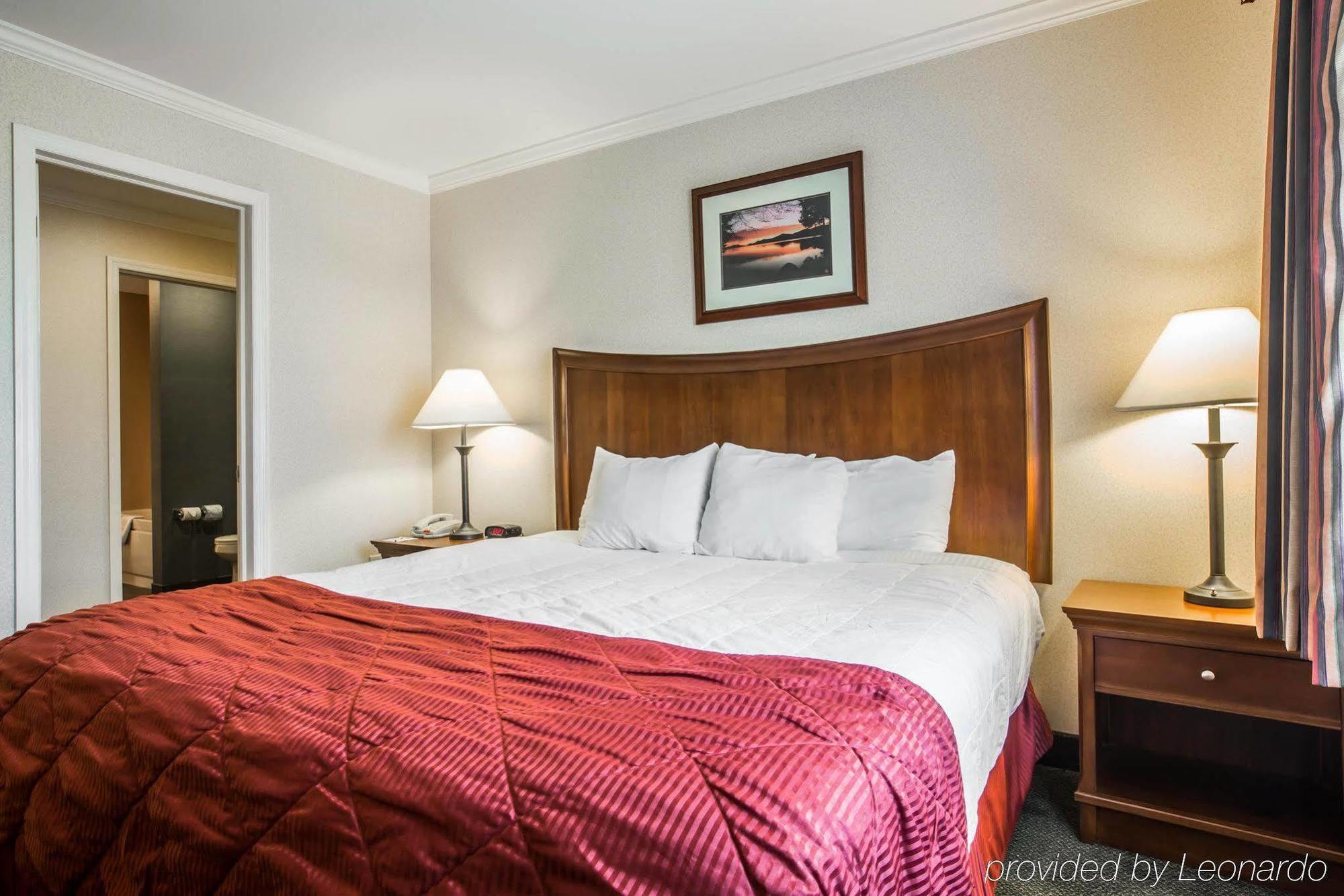 Clarion Inn & Suites At The Outlets Of Λίμνη George Εξωτερικό φωτογραφία