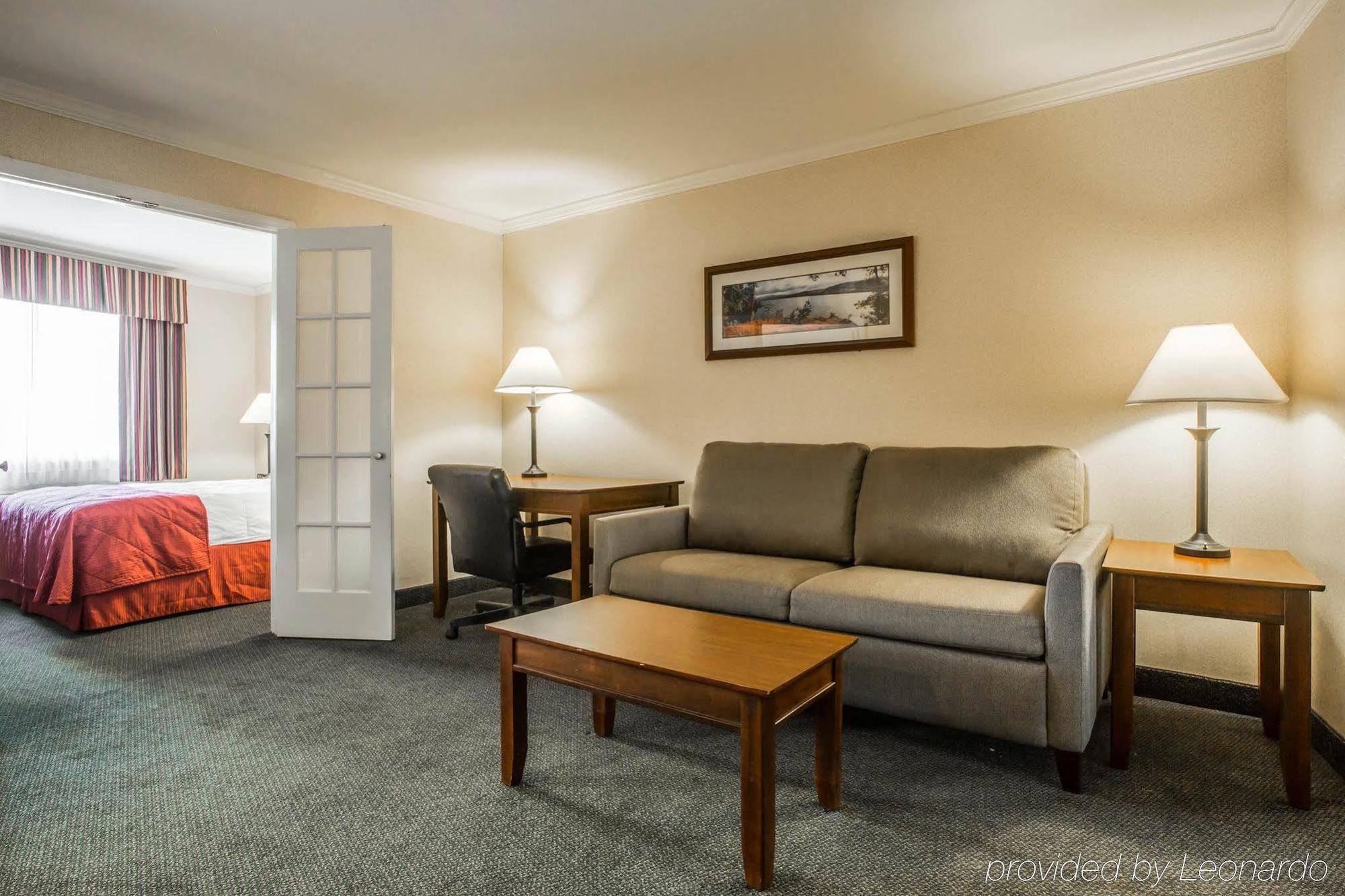 Clarion Inn & Suites At The Outlets Of Λίμνη George Εξωτερικό φωτογραφία