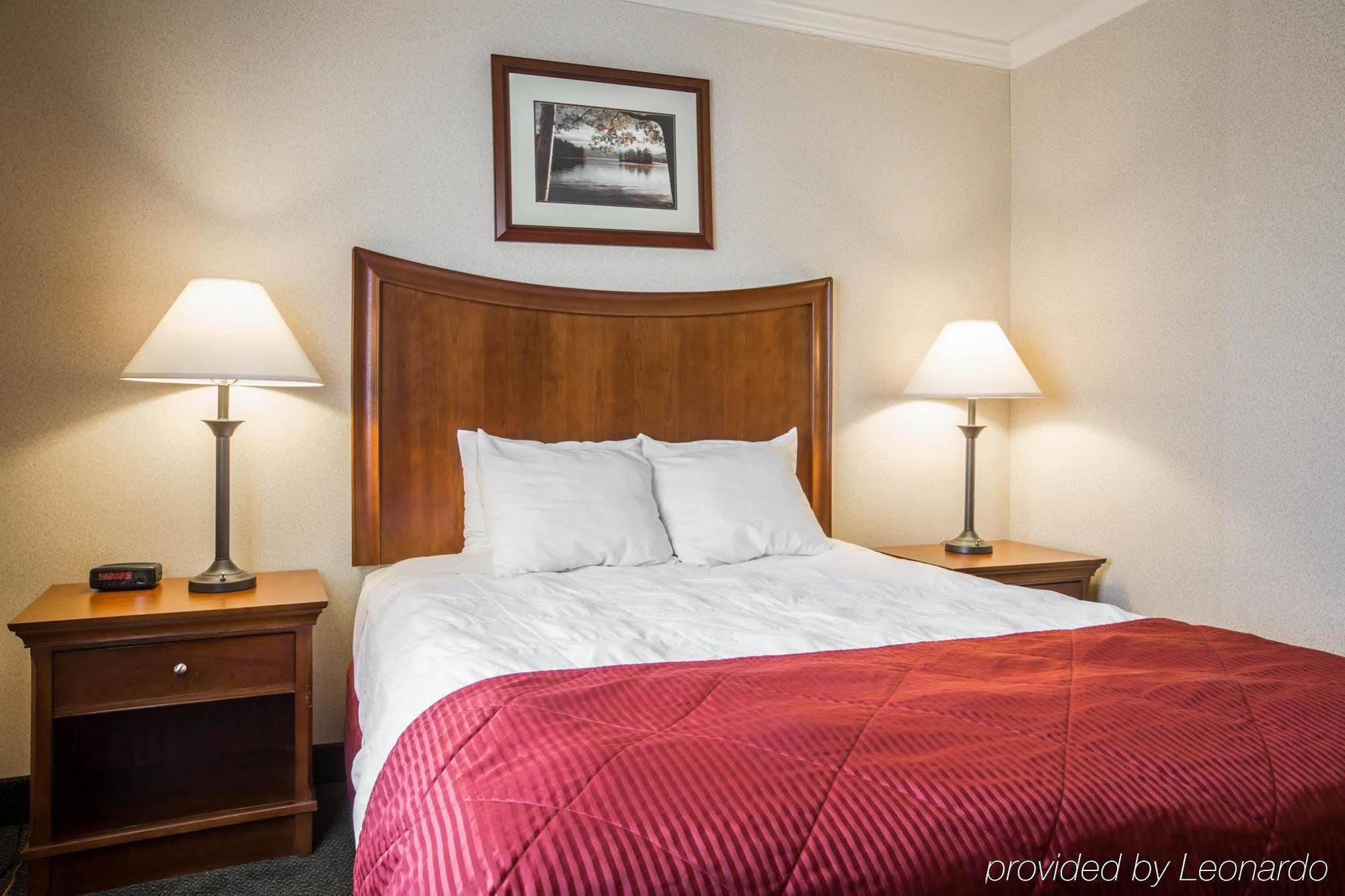 Clarion Inn & Suites At The Outlets Of Λίμνη George Εξωτερικό φωτογραφία