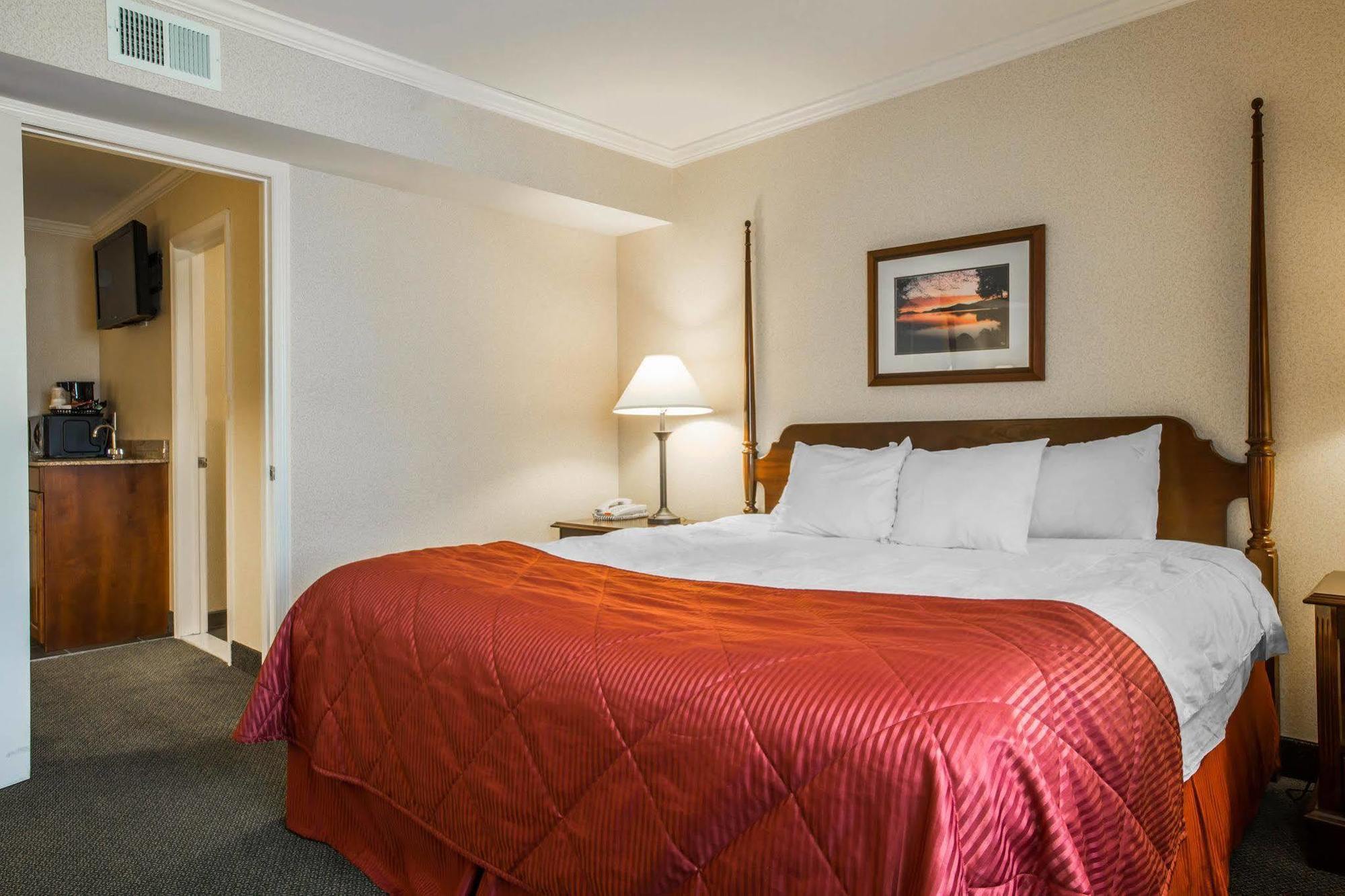 Clarion Inn & Suites At The Outlets Of Λίμνη George Εξωτερικό φωτογραφία