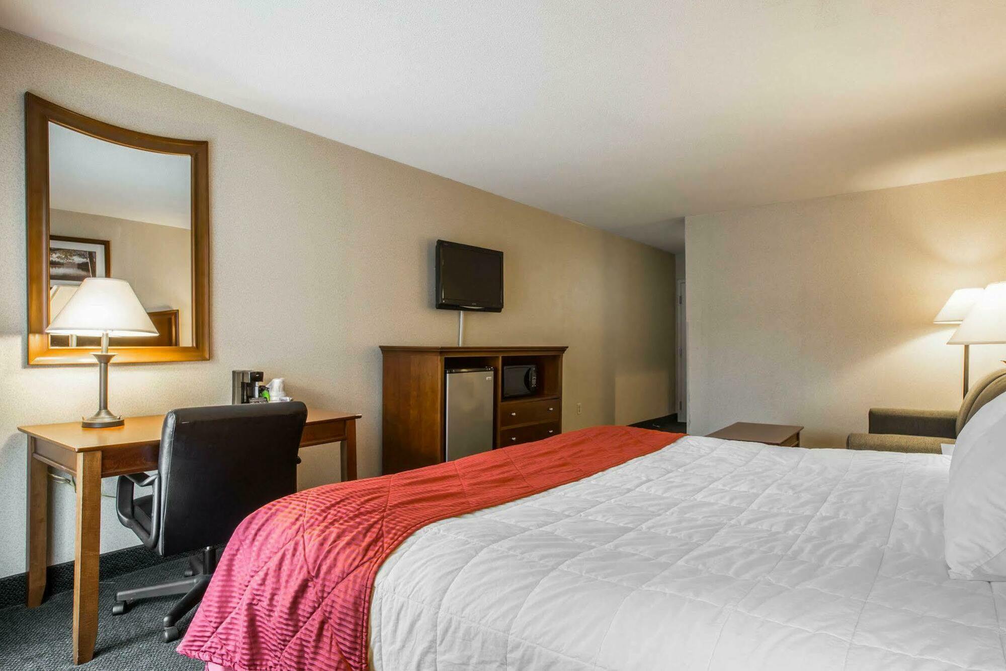 Clarion Inn & Suites At The Outlets Of Λίμνη George Εξωτερικό φωτογραφία