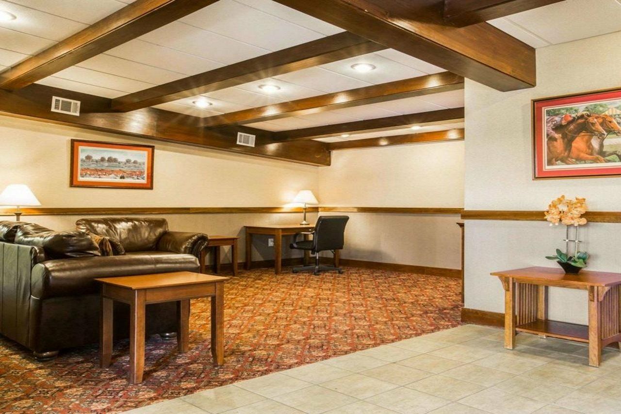Clarion Inn & Suites At The Outlets Of Λίμνη George Εξωτερικό φωτογραφία